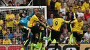 Kiper Arsenal, Petr Cech, berusaha menghalau bola serangan pemain Watford pada laga Premier League 2016-17 di Vicarage Road, Sabtu (27/8/2016). (Action Images via Reuters/Andrew Boyers)