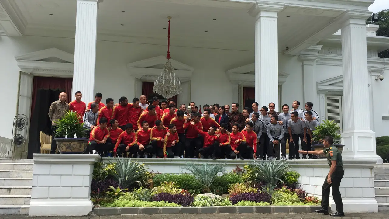 Presiden Jokowi menerima skuat pemain Timnas U-22 dan pelatih di beranda Istana Merdeka Jakarta.