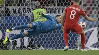 Kiper Kolombia David Ospina menghentikan tendangan gelandang Inggris Jordan Henderson pada adu penalti babak 16 besar Piala Dunia 2018. (AFP/Juan Mabromata)