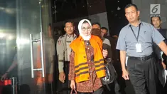 Bupati Subang Imas Aryumningsih berjalan meninggalkan Gedung KPK seusai menjalani pemeriksaan, Jakarta, Kamis (15/2). Imas Aryumningsih resmi ditetapkan sebagai tersangka usai KPK melakukan operasi tangkap tangan (OTT). (Liputan6.com/Herman Zakharia)