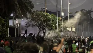 Demo Depan DPR Malam Ini, Massa Bubar Disemprot Water Cannon