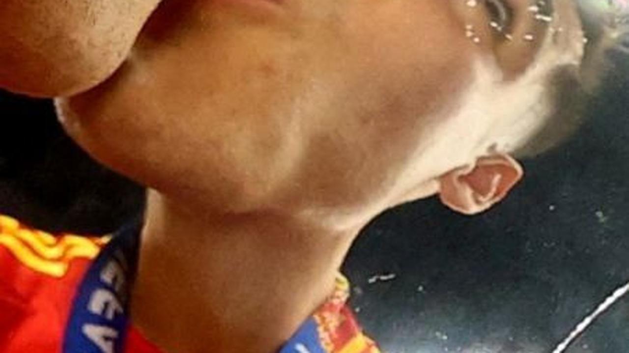 Hingga mencium trofi yang sudah menjadi tradisi terlihat melengkapi suasana pesta kemenangan. Pemain Spanyol Alvaro Morata tampak mencium trofi dengan ekspresi yang gembira.&nbsp;Foto: Reuters
