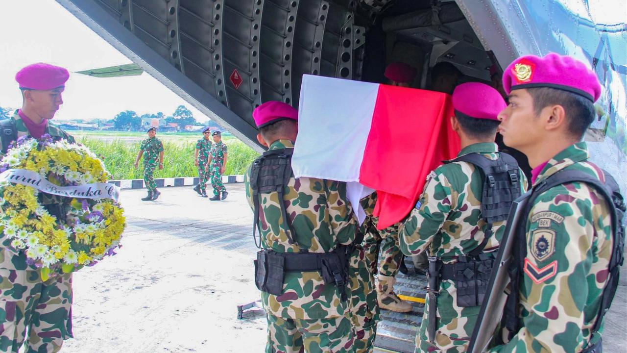 FOTO: Tiga Prajurit Marinir Gugur Akibat Longsor Cisarua Dilepas Secara Milite