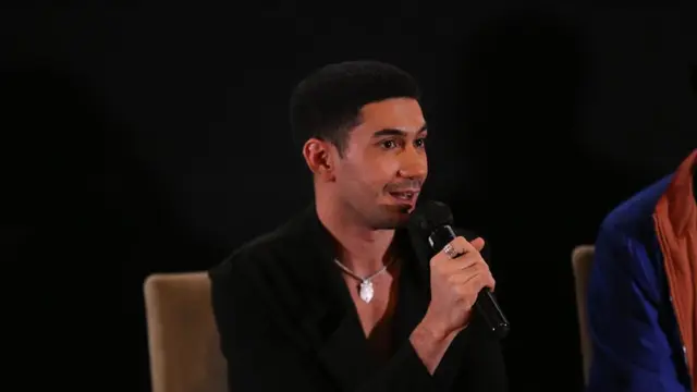 Reza Rahadian Serbahitam di Gala Premiere Mendarat Darurat.