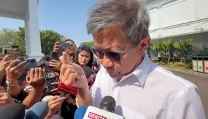 Finger Heart Rocky Gerung untuk Dua Tahun Prabowo-Gibran