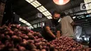 Aktivitas pedagang merapikan bawang merah di Pasar Induk Kramat Jati, Jakarta, Rabu (17/6/2020). Penerapan PSBB yang diberlakukan sejak April-Juni 2020 menyebabkan harga bawang merah merangkak naik Rp 45 ribu-Rp60 ribu per kilogram akibat kelangkaan di daerah pemasok. (merdeka.com/Iqbal S. Nugroho)