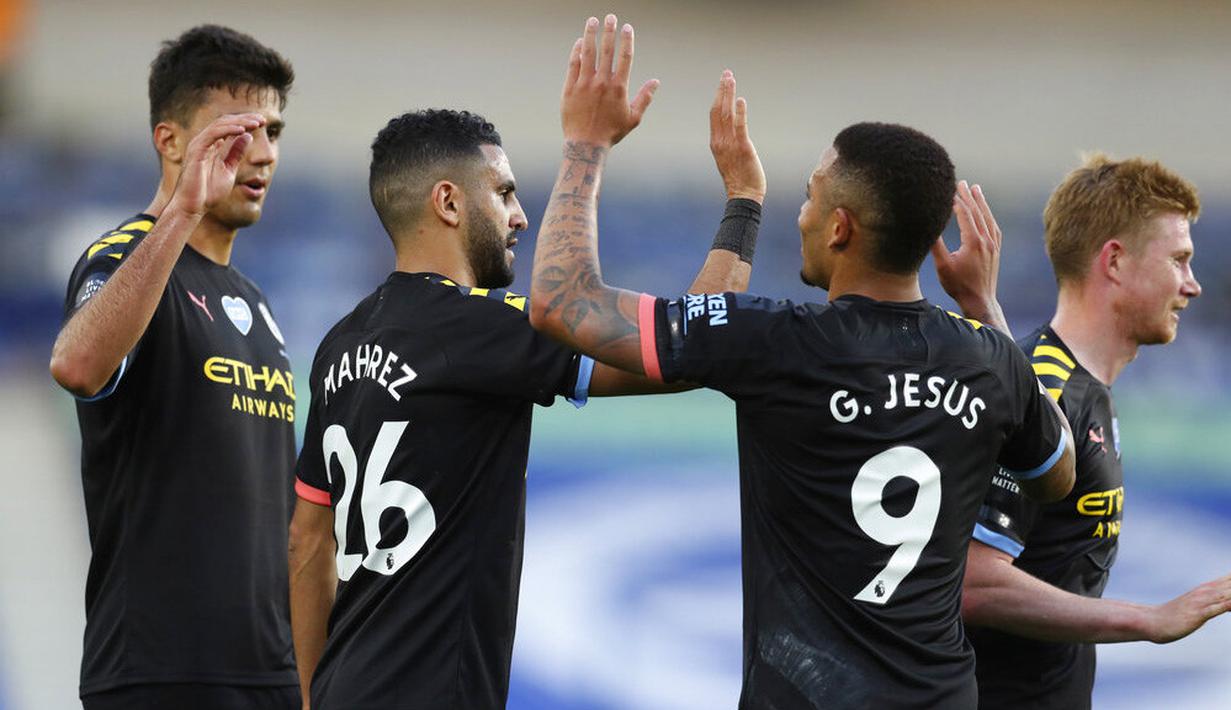Para pemain Manchester City merayakan gol yang dicetak oleh Gabriel Jesus ke gawang Brighton and Hove Albion pada laga Premier League di Stadion Falmer, Sabtu (11/7/2020). Manchester City menang 5-0. (Cath Ivill/Pool via AP)
