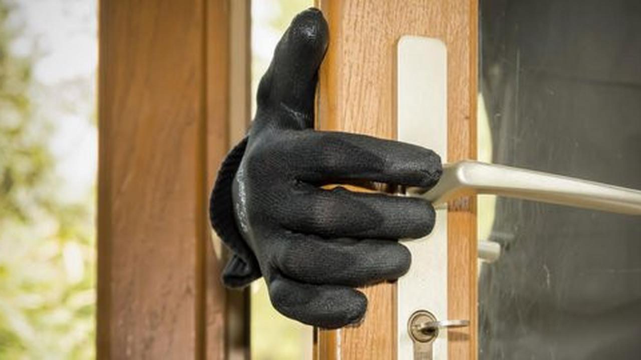 Terkunci dalam rumah yang dicuri, maling ini minta tolong polisi