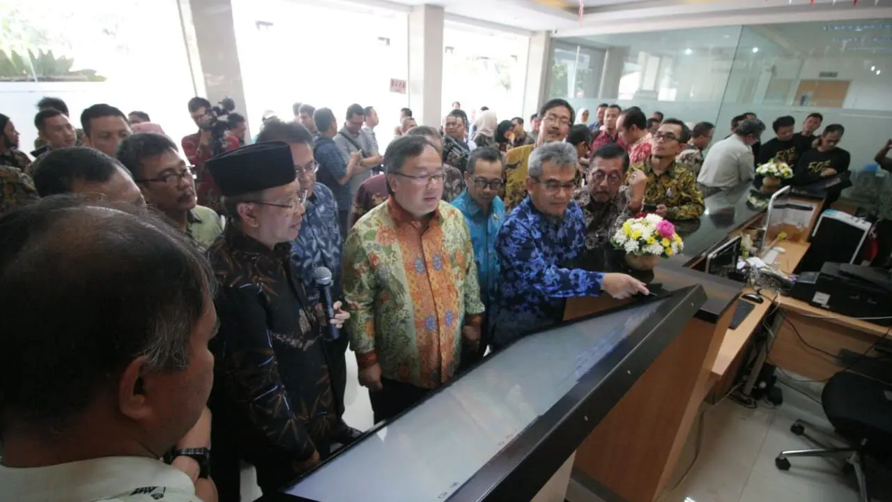 Menteri Perencanaan Pembangunan Nasional/Kepala Bappenas Bambang Brodjonegoro saat meninjau gedung Badan Informasi Geospasial (BIG) di Cibinong, Bogor, Kamis (17/10/2019).