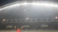 Striker Persija Jakarta, Bambang Pamungkas, menyapa supporter usai menaklukkan PS TNI pada laga TSC 2016 di Stadion Pakansari, Bogor, Jumat (14/10/2016). Persija menang 2-1 atas PS TNI. (Bola.com/Vitalis Yogi Trisna)
