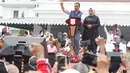 Gubernur DKI Jakarta Anies Baswedan didampingi Istri Fery Farhati memberikan sambutan saat acara perpisahan di Balai Kota, Jakarta pusat, Minggu (16/10/2022). Pemprov DKI Jakarta bersama relawan menggelar acara perpisahan untuk Gubernur DKI Jakarta Anies Baswedan yang masa jabatannya berakhir tepat hari ini. (Liputan6.com/Herman Zakharia)