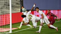 Penyerang Real Madrid, Rodrygo, berusaha menyundul bola ke gawang Alaves pada laga lanjutan La Liga pekan ke-35 di Stadion Alfredo di Stefano, Sabtu (11/7/2020) dini hari WIB. Real Madrid menang 2-0 atas Alaves. (AFP/Gabriel Bouys)