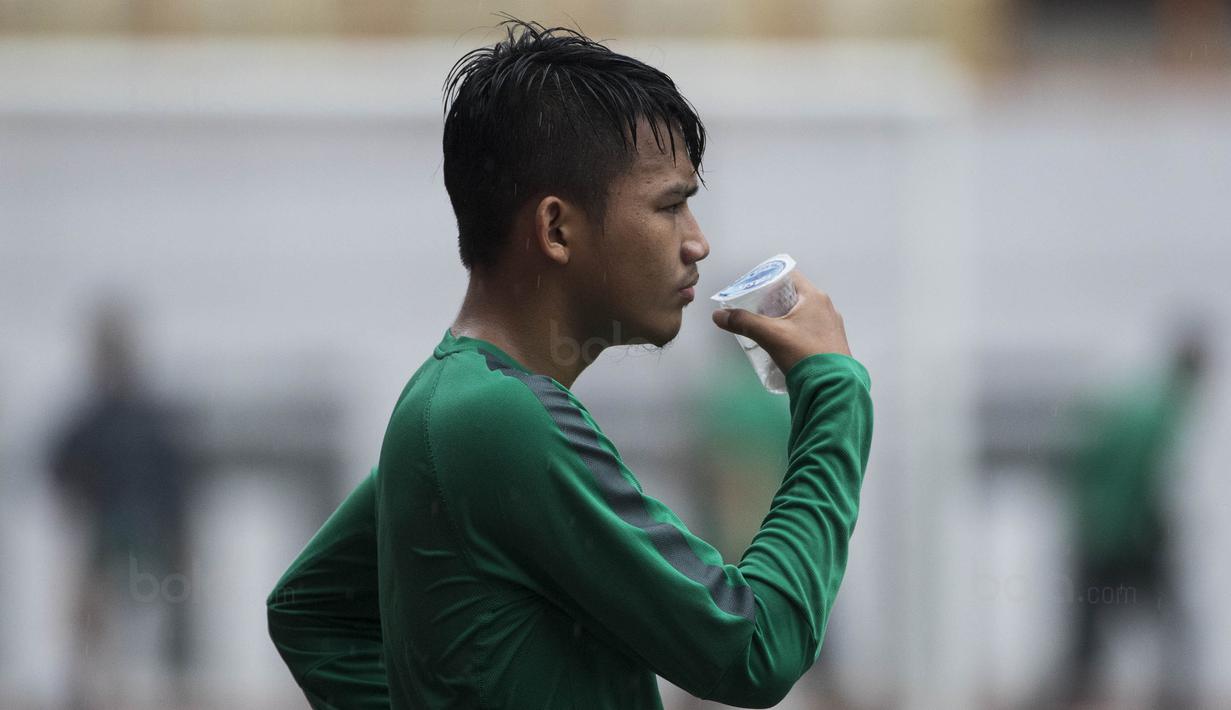 Gelandang Timnas Indonesia U-19, Witan Sulaeman, melepas dahaga usai latihan di Stadion Wibawa Mukti, Bekasi, Senin (16/10//2017). Persiapan ini dilakukan jelang kualifikasi Piala Asia U-19. (Bola.com/Vitalis Yogi Trisna)