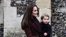 Kabarnya Charlotte dan George yang ikut bersama ayah dan ibunya, Pangeran William dan Kate Middleton, mendatangi Gereja di saat Natal tak henti-hentinya mengisap permen gula berbentuk tongkat Santa. (AFP/Bintang.com)