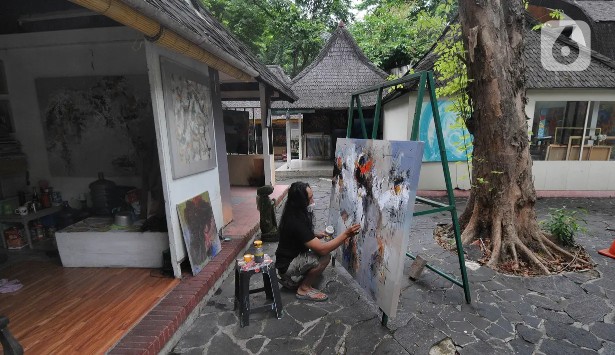 Seniman menyelesaikan karya lukisnya di Pasar Seni Ancol, Jakarta, Rabu (24/11/2021). Paska pandemi yang berlangsung dua tahun, sejumlah seniman di Pasar Seni Ancol mulai beraktifitas menjadikan karya-karyanya sebagai sumber daya hidup mereka. (merdeka.com/Arie Basuki)