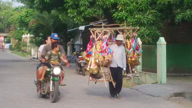 Mewarnai Gambar Terompet Tahun Baru