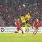 Penyerang Timnas Indonesia Ole Romeny terlibat duel udara dengan pemain Malaysia saat laga kedua Grup A FIFA ASEAN Cup 2026 di Stadion Utama Gelora Bung Karno (SUGBK), Jakarta, Senin (28/9/2026). Pertandingan Indonesia vs Malaysia berakhir imbang tanpa gol 0-0. (KLY/Budy Santoso)