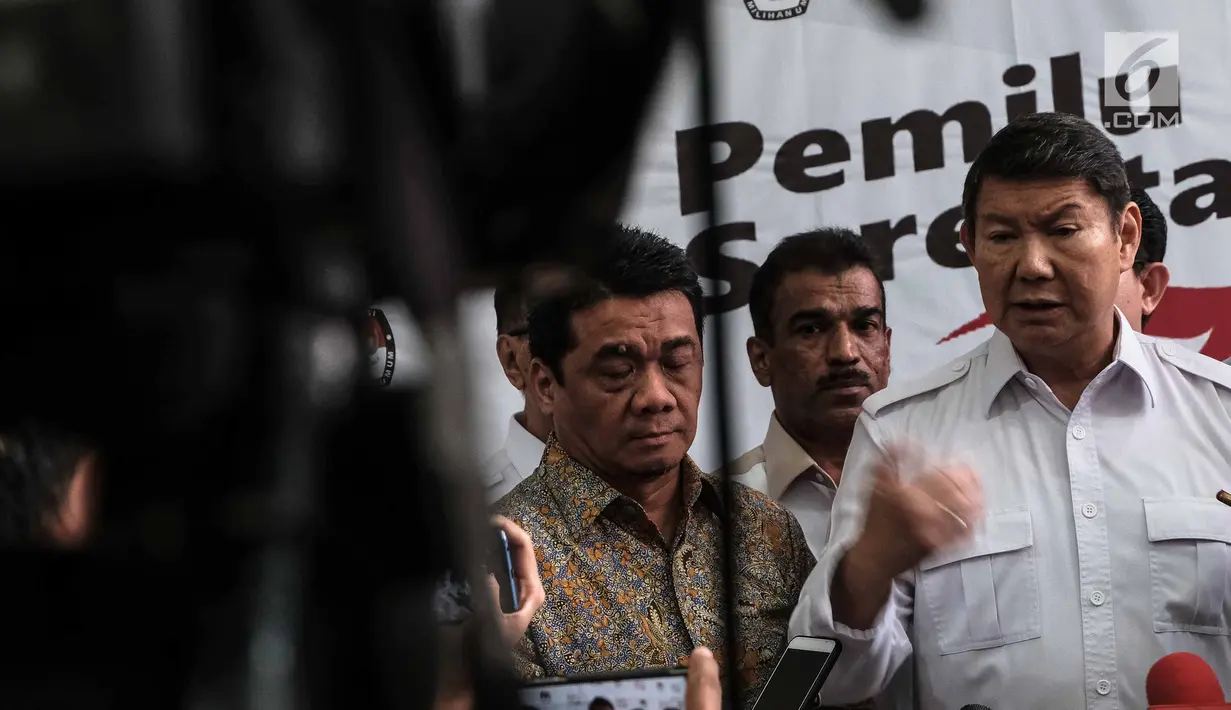 Wakil Ketua Dewan Pembina bersama partai politik yang tergabung dalam Koalisi Adil Makmur memberi keterangan usai melapor ke KPU RI soal penemuan DPT ganda ke KPU RI di Jalan Imam Bonjol, Menteng, Jakarta, Senin (11/3). (Liputan6.com/Faizal Fanani)