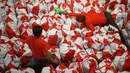 Pekerja merapikan paket bansos di Gudang Food Station Cipinang, Jakarta, Rabu (22/4/2020). Pemerintah menyalurkan paket bansos sebesar Rp 600 ribu per bulan selama tiga bulan untuk mencegah warga mudik dan meningkatkan daya beli selama masa pandemi COVID-19. (Liputan6.com/Immanuel Antonius)