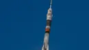 Roket Soyuz MS-11 meluncur ke Stasiun Luar Angkasa Internasional (ISS) di Baikonur, Kazakhstan, Senin (3/12). Tiga astronot akan mengisi kru di Stasiun Luar Angkasa Internasional. (Aubrey Gemignani/NASA via AP)