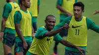 Kapten Timnas Indonesia, Boaz Solossa, bercanda dengan Beny Wahyudi saat latihan di Lapangan SPH Karawaci, Banten, Minggu (11/12/2016). Latihan ini merupakan persiapan jelang laga final Piala AFF 2016 melawan Thailand. (Bola.com/Vitalis Yogi Trisna)