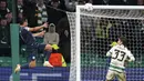 Pemain Lazio, Pedro, mencetak gol ke gawang Celtic pada laga Liga Champions di Stadion Celtic Park, Kamis (5/10/2023). Pedro sukses menjadi pahlawan berkat gol dramatis di menit-menit terakhir pertandingan tepatnya menit 90+5. (Andrew Milligan/PA via AP)