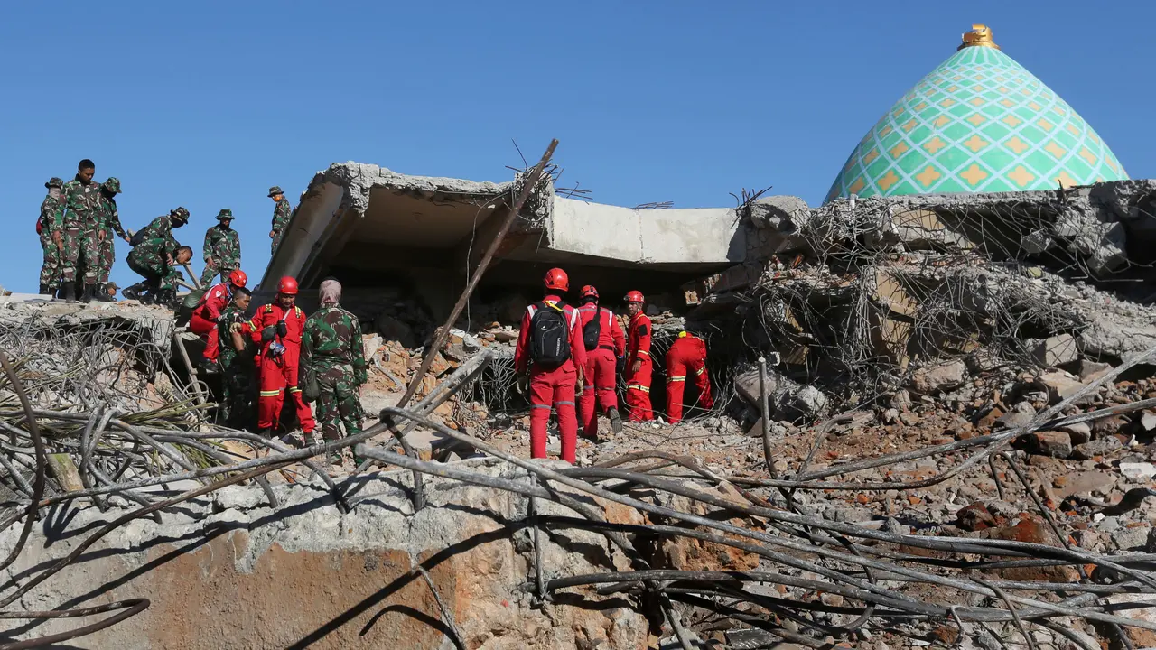 Korban Gempa Terjebak di Reruntuhan Masjid