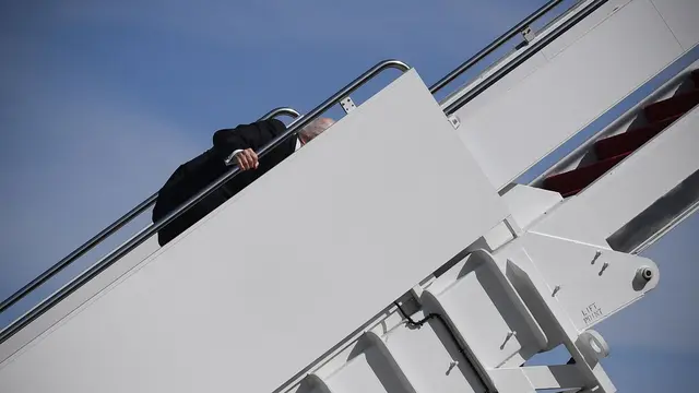 Joe Biden Tersandung di Tangga Air Force One