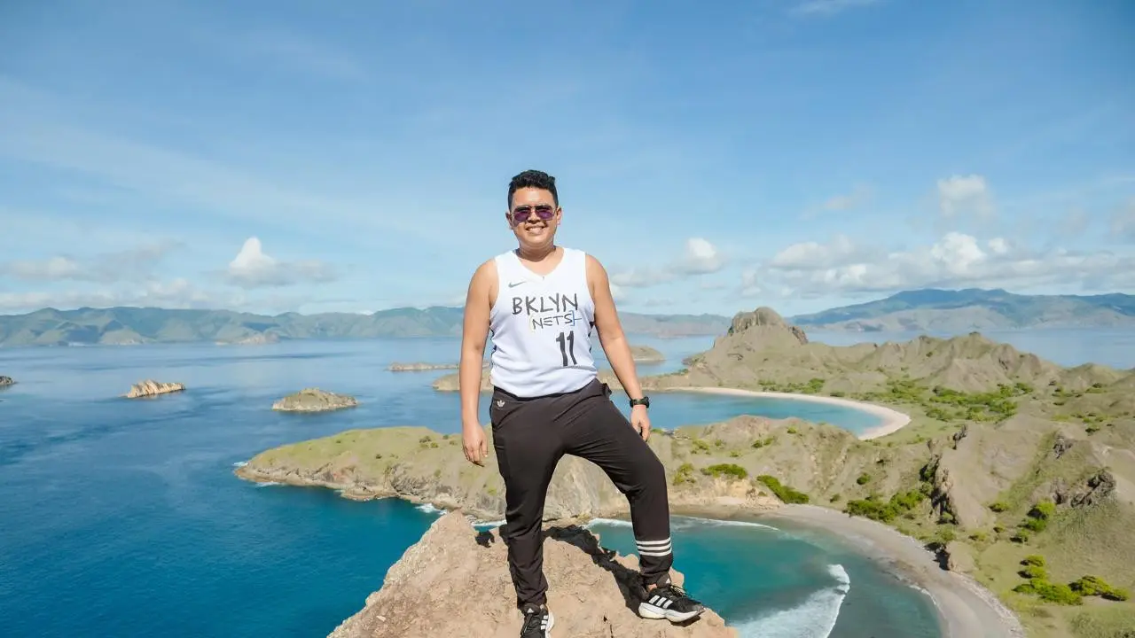 Di usianya yang masih muda, Yohanes Bayu Tri Susanto membuktikan pendidikan rendah bukan hambatan untuk sukses. Ia dikenal sebagai mentor handal agen asuransi di komunitas Yochira Corp. (Liputan6.com)