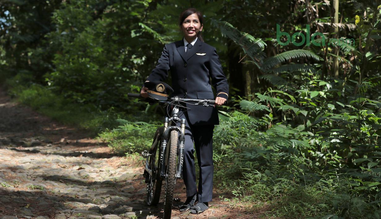 Andhina Ayuningtyas adalah Pilot lulusan Daraya Flying School 2018 dan telah memiliki 169 jam terbang.   (Bola.com/Nick Hanoatubun)