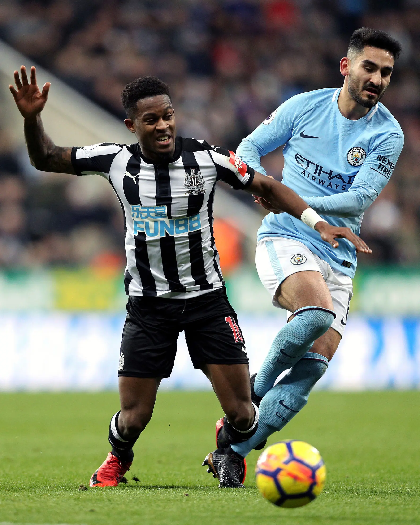 Pemain Newcastle United, Rolando Aarons berebut bola dengan pemain Manchester City, Ilkay Gundogan pada laga pekan ke-20 Premier League di Stadion St James Park, Kamis (28/12). Manchester City menang dengan skor tipis 1-0. (Owen Humphreys/PA via AP)