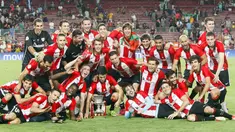 Pemain Athletic Bilbao merayakan kemenangan usai menang agregat atas Barcelona di leg kedua Piala Super Spanyol di stadion Camp Nou, Barcelona, Spanyol, (18/8/2015).  Athletic Bilbao menang dengan agregat akhir 1-5. (AFP/QUIQUE GARCIA)