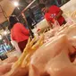 Pembeli membeli daging ayam di pasar, Jakarta, Jumat (6/10). Dari data BPS inflasi pada September 2017 sebesar 0,13 persen. Angka tersebut mengalami kenaikan signifikan karena sebelumnya di Agustus 2017 deflasi 0,07 persen. (Liputan6.com/Angga Yuniar)