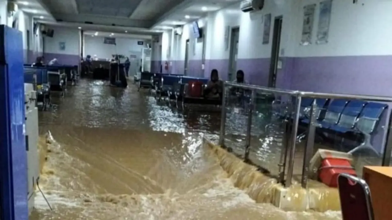 Luapan Sungai Cikarang menyebabkan sejumlah toko dan Rumah Sakit terendam (Istimewa)