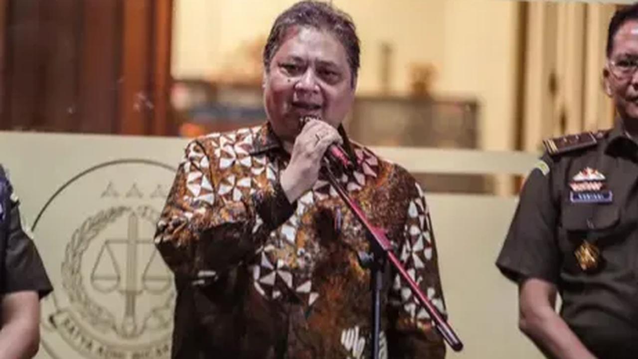 Airlangga diperiksa terkait kasus dugaan tindak pidana korupsi pemberian fasilitas ekspor Crude Palm Oil (CPO) dan turunannya di industri kelapa sawit periode Januari 2022 hingga April 2022.