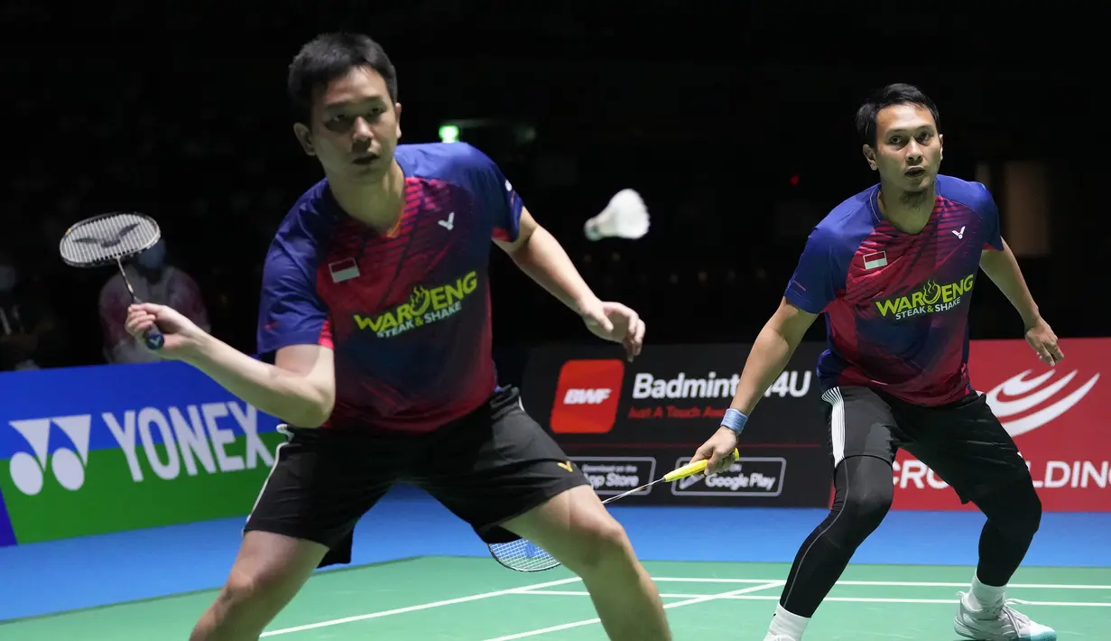 Ganda putra senior Indonesia, Mohammad Ahsan/Hendra Setiawan alias The Daddies gagal meraih gelar juara dunia keempatnya usai dikalahkan pasangan Malaysia, Aaron Chia/Soh Wooi Yik dalam laga final Kejuaraan Dunia Bulu Tangkis 2022 nomor ganda putra yang digelar di Tokyo Metropolitan Gymnasium, Jepang, Minggu (28/8/2022) siang WIB. (AP/Shuji Kajiyama)