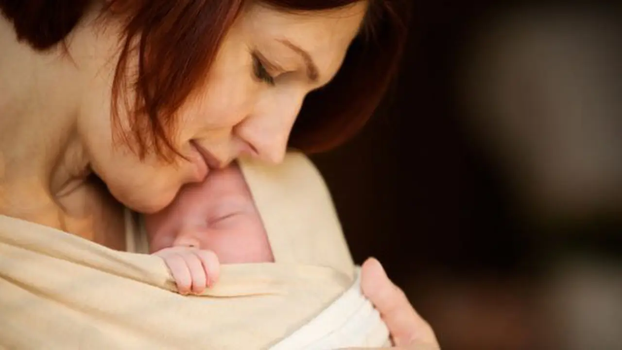 Dekapan ibu dalam gendongan memang paling hangat untuk bayi dan balita © todaysparent.com