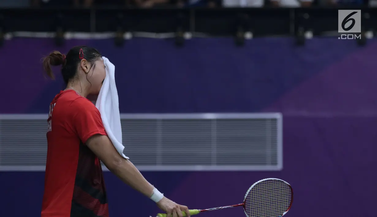 Ganda putri Indonesia, Greysia Polii saat melawan pemain Jepang, Yuki Fukushima/Sayaka Hirota pada semifinal Bulutangkis Beregu Putri Asian Games 2018 di Jakarta, Selasa (21/8). (Liputan6.com/Helmi Fithriansyah)