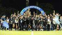 RANS Nusantara mengangkat trofi juara Liga Nusantara 2025/2026 di Stadion Sriwedari, Solo, Minggu (8/2/2026). (Dok. I.League)