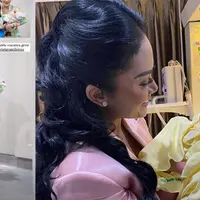 Kridayanti baru saja dikaruniai cucu kedua. Putrinya, Aurel Hermansyah baru saja melahirkan di tanggal cantik, 11-11-2023. Berikut potret Krisdayanti atau Kris Dayanti bersama dua cucunya, Ameena dan Azura. [Instagram/krisdayantilemos]