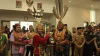 Ketua Dewan Adat Dayak (DAD) Provinsi Kalimantan Tengah (Kalteng), Agustiar Sabran, memberikan gelar kehormatan kepada Panglima TNI Laksamana Yudo Margono (Istimewa)
