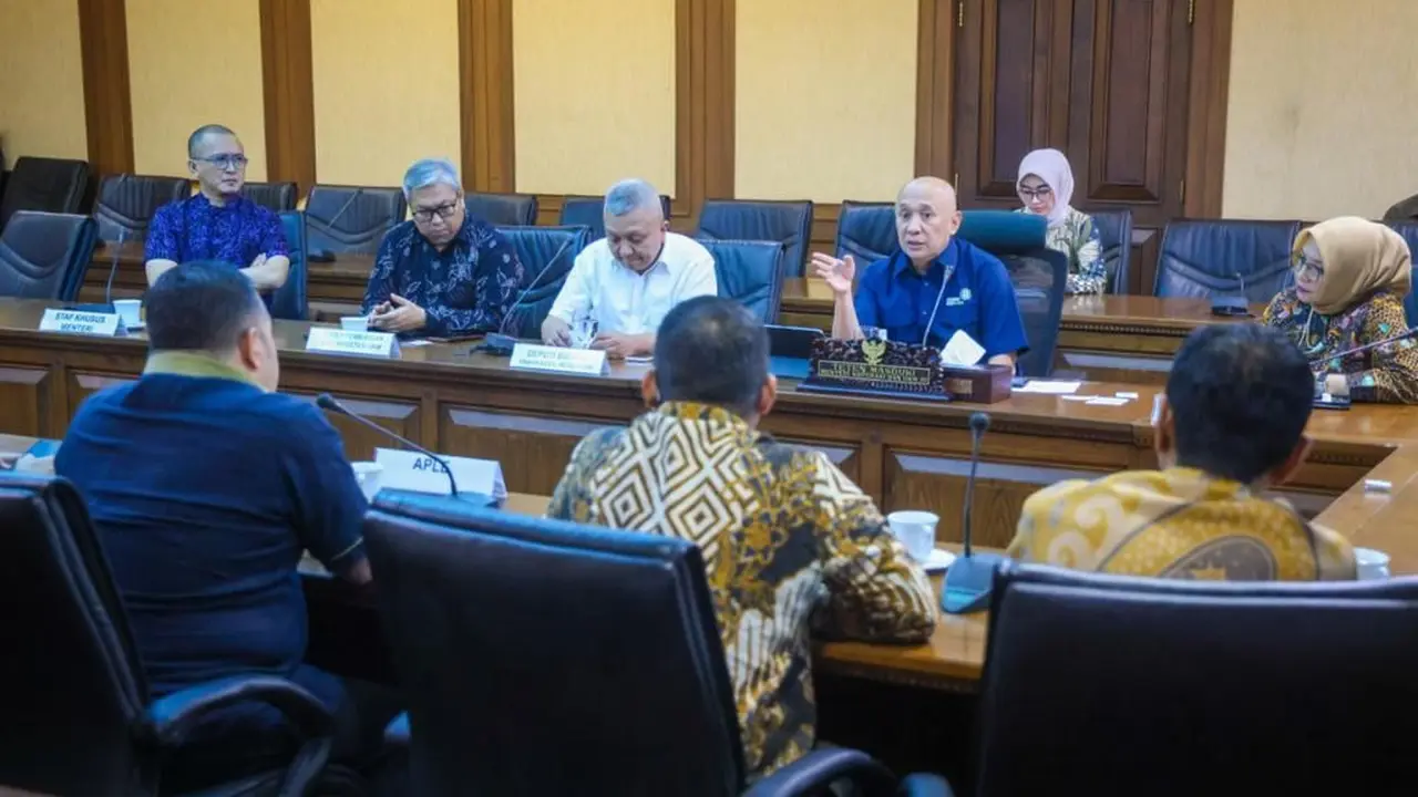 Menteri Koperasi dan UKM Teten Masduki melarang TikTok menjalankan bisnis media sosial dan e-commerce secara bersamaan. (Dok KemenkopUKM)