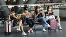 Orang-orang yang mengenakan masker duduk di sebuah bangku di Stasiun Kereta Pusat Berlin, ibu kota Jerman, pada 6 Agustus 2020. Kasus COVID-19 di Jerman bertambah 1.045 dalam sehari sehingga total menjadi 213.067, seperti disampaikan Robert Koch Institute (RKI) pada Kamis (6/8). (Xinhua/Shan Yuqi)