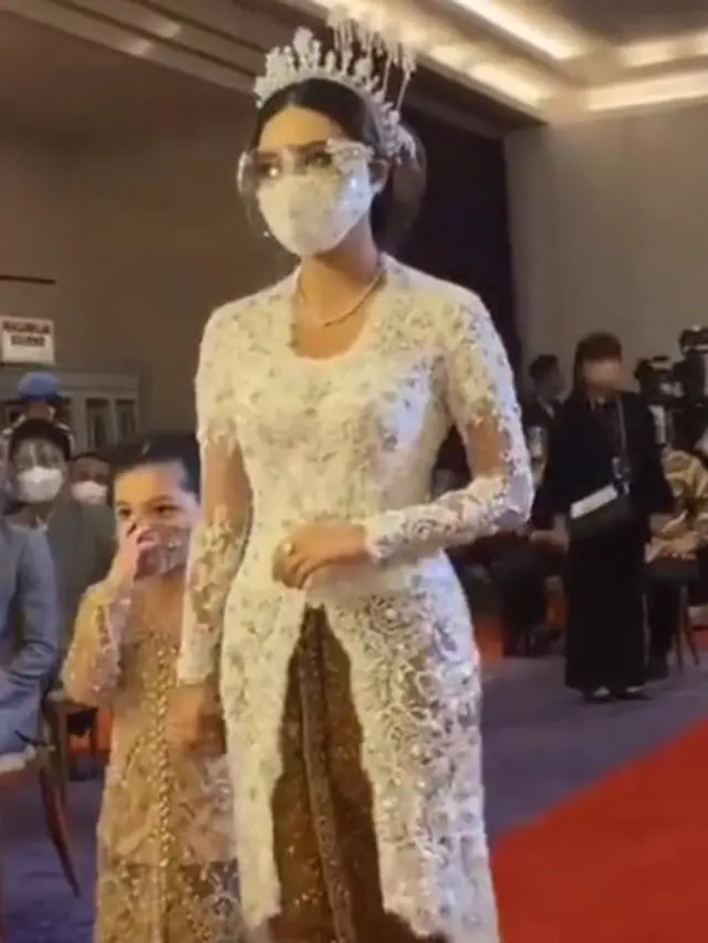 Beri Persembahan Lagu, Ini 6 Potret Kedekatan Arsy dan Aurel Hermansyah