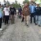 Wakil Ketua DPRD Bojonegoro Sukur Prianto melakukan sidak proses pembangunan jalan baru di Bojonegoro. (Liputan6.com/ Ahmad Adirin)