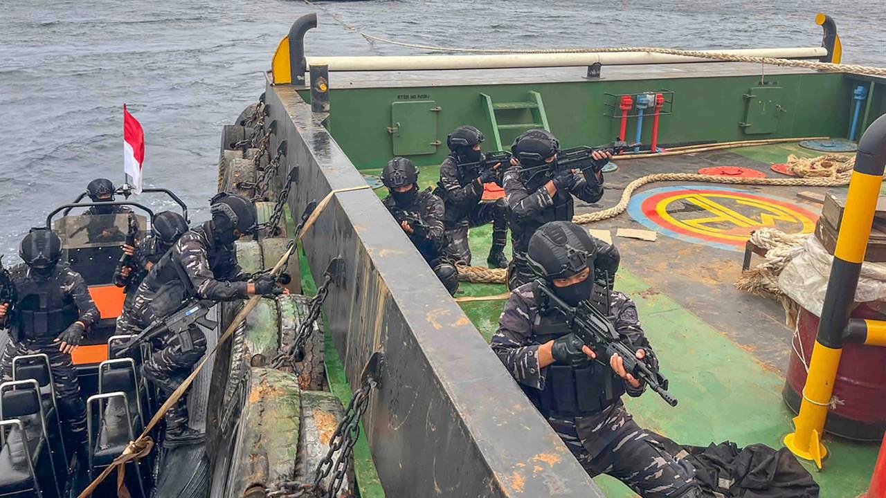 Prajurit TNI AL saat mengamankan dua kapal pengangkut nikel yang terindikasi melakukan sejumlah pelanggaran di Perairan Mandiodo, Konawe Utara, Sulawesi Tenggara, Selasa (25/11/2025 ).