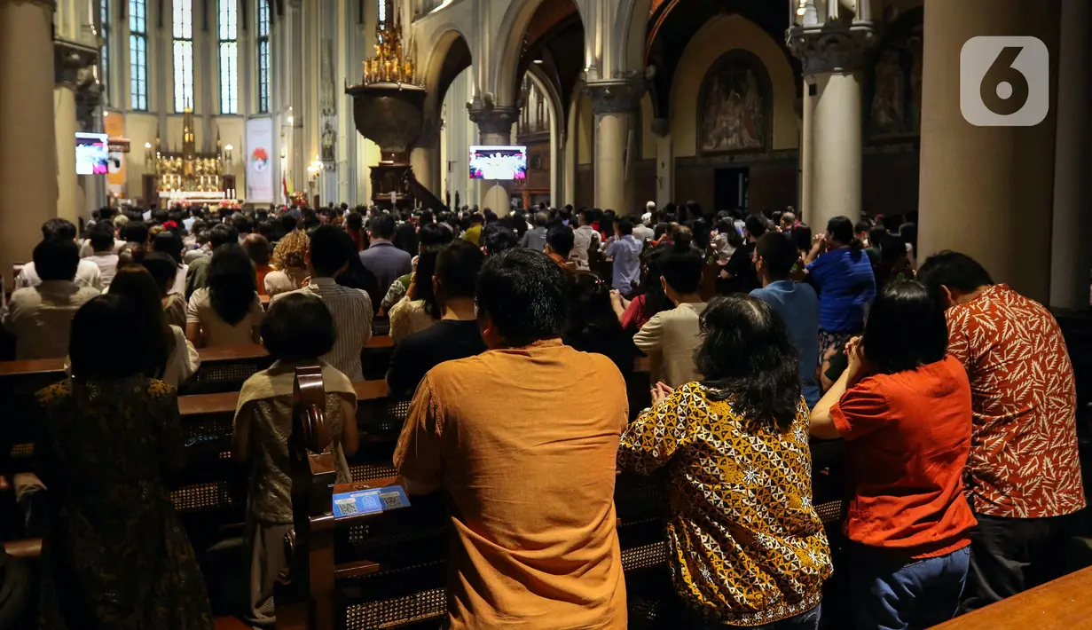 Misa Malam Natal digelar beberapa sesi, baik secara tatap muka (luring) maupun secara virtual (daring). (Liputan6.com/Herman Zakharia)