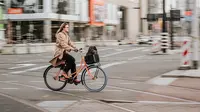 Sepeda menjadi alat transportasi yang aman dan dianjurkan untuk digunakan di masa new normal. Simak tips memilih sepeda yang nyaman dan tepat. (Foto: Unsplash.com)