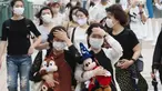 Pengunjung mengenakan masker guna melindungi diri dari virus corona berjalan menuju pintu masuk Tokyo Disneyland di Urayasu, dekat Tokyo, Rabu (1/7/2020). Tokyo Disneyland dibuka kembali untuk pertama kalinya dalam empat bulan setelah menangguhkan operasi karena kekhawatiran Covid-19. (AP/Koji Sasah