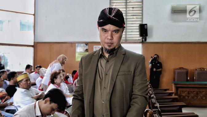 Musisi Ahmad Dhani hadir dalam lanjutan kasus ujaran kebencian di PN Jakarta Selatan, Senin (17/9). Dhani tampak mengenakan blangkon saat menjalani sidang. (Liputan6.com/Faizal Fanani)